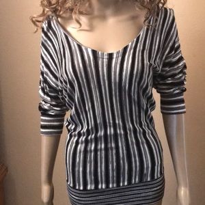 Beautiful Ladies Top 3:4 length Sleeves sz med